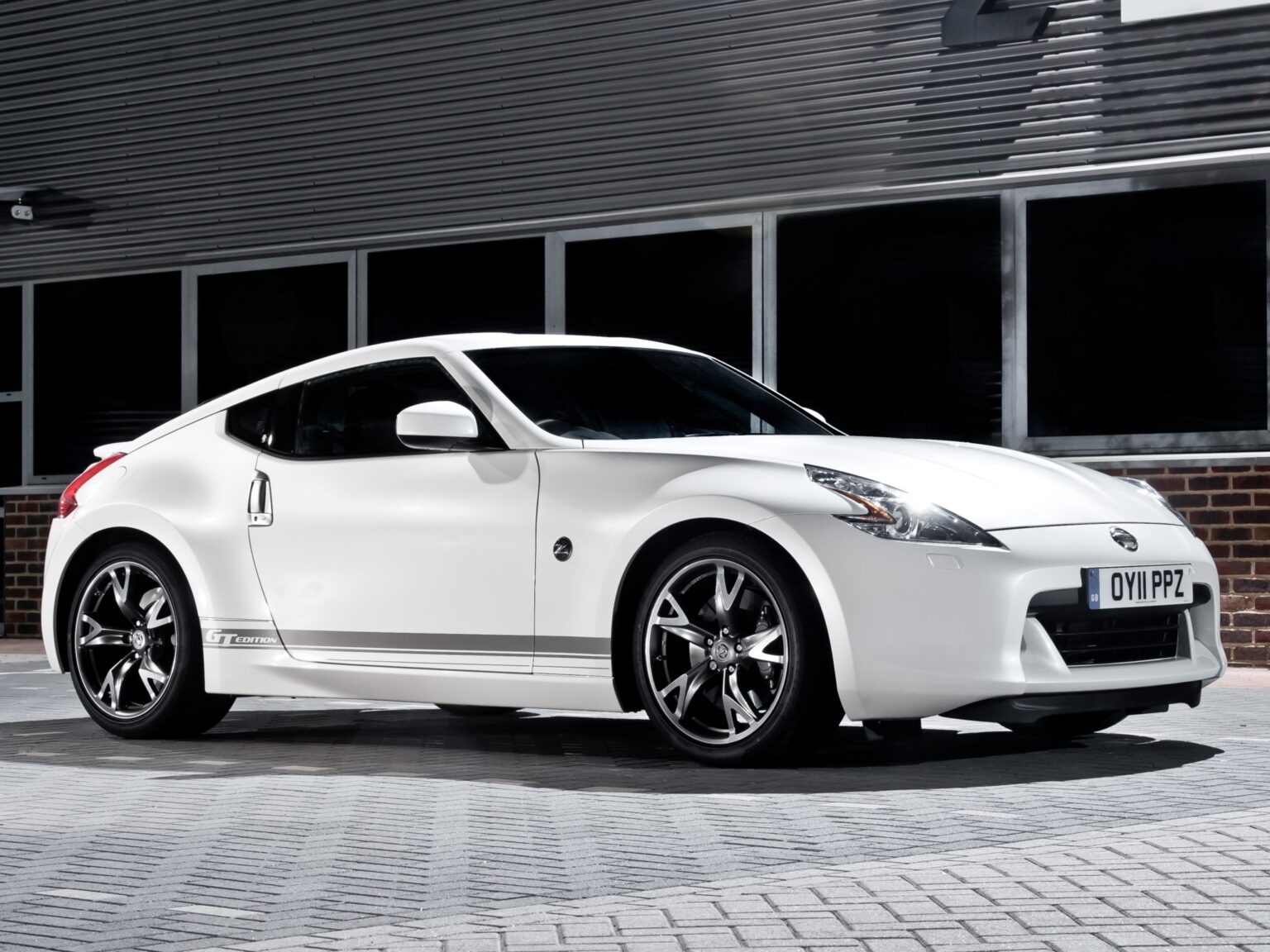 Nissan 370Z wheel, tire sizes, bolt pattern