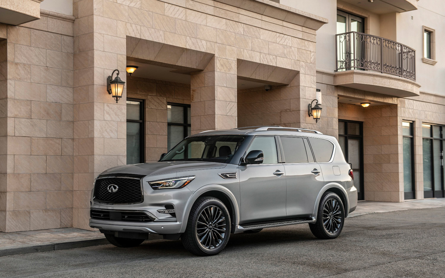 Infiniti QX80 wheel, tire sizes, bolt pattern