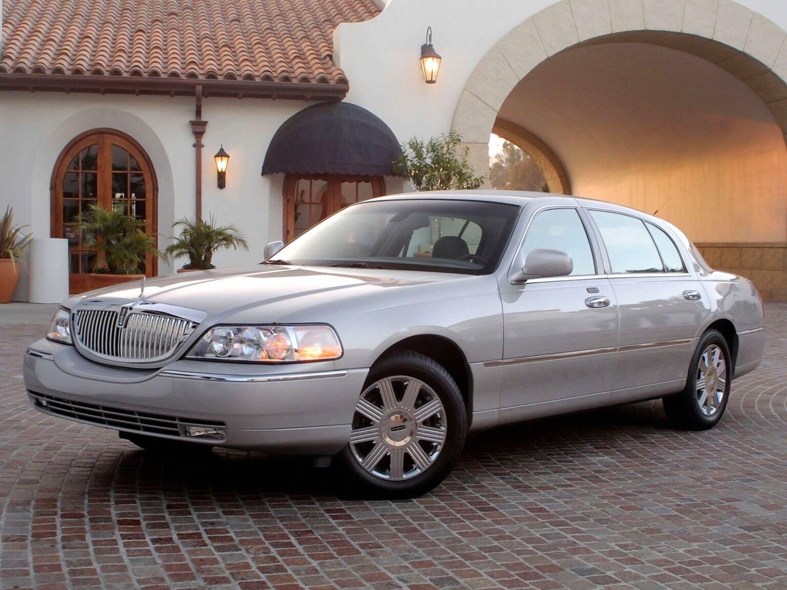 lincoln town car 2005 tire size